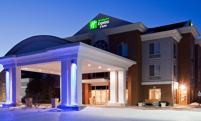 Superior Hotel | Comfort and Convenience at Holiday Inn Express & Suites