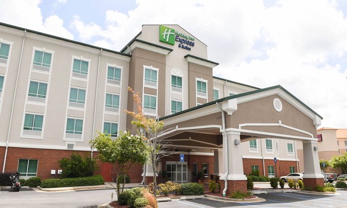Valdosta Hotel | Top-Rated Holiday Inn Express & Suites Valdosta West Awaits