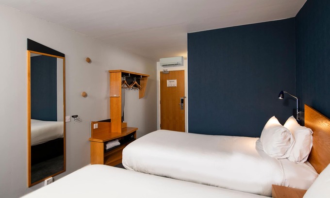 Taunton Hotel | Comfortable Holiday Inn Express Taunton East - Great Amenities!
