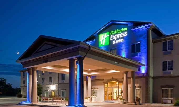 Lake Hallie Hotel | Inviting Holiday Inn Express & Suites Eau Claire North Experience