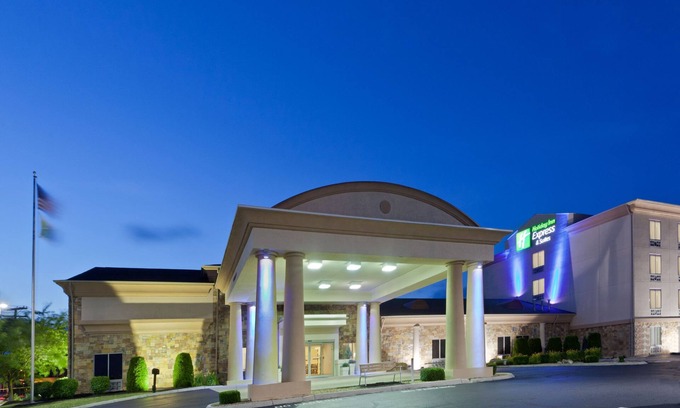 Christiansburg Hotel | Relax at Holiday Inn Express & Suites Christiansburg