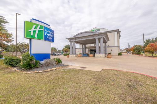 University Park Hotel | ```html
Convenient Stay at Holiday Inn Express & Suites College Station
```