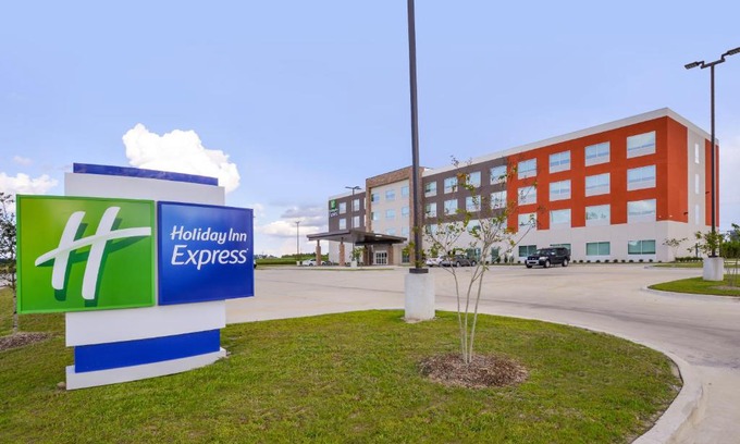 Burnside Hotel | Family-Friendly Holiday Inn Express Donaldsonville with Pool