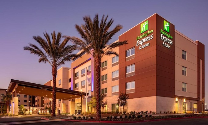 Moreno Valley Hotel | Comfortable Holiday Inn Express & Suites in Moreno Valley