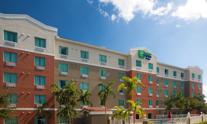 Pembroke Pines Hotel | Discover Holiday Inn Express Pembroke Pines with Pool & Spa