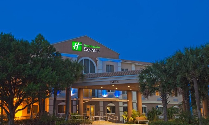 Villages of Palm Beach Lakes Hotel | Explore Holiday Inn Express West Palm Beach with Pool & Ocean View