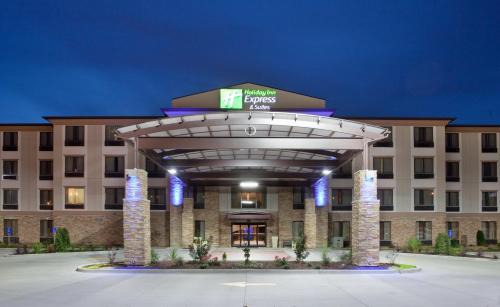 Airport Township Hotel | Convenient Holiday Inn Express & Suites near St Louis Airport