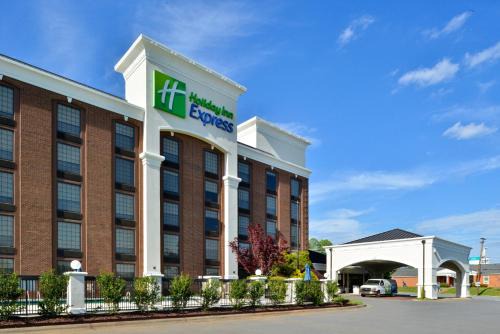 Winston - Salem Hotel | Convenient Stay at Holiday Inn Express Winston-Salem