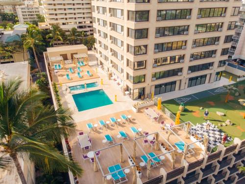 Waikiki Resort | Oceanfront Comfort at Holiday Inn Express Waikiki