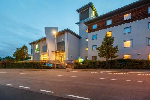 Walsall Hotel | Comfortable Stay at Holiday Inn Express Walsall M6, J10