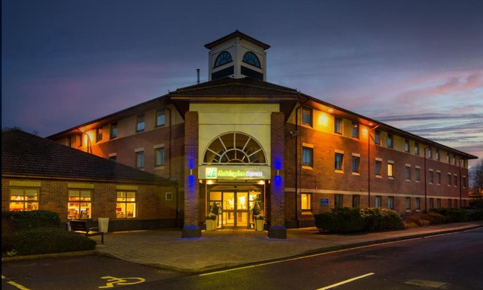 Longbridge Hotel | Pet-Friendly Stay at Holiday Inn Express Warwick