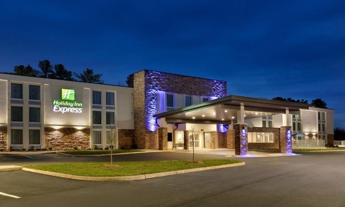 Williamsburg Hotel | Comfortable Holiday Inn Express Near Busch Gardens Area