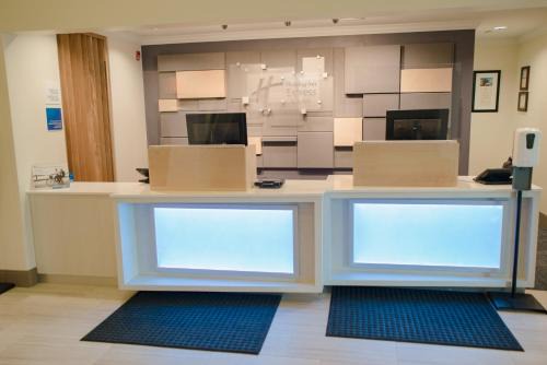 Winona Hotel | Pet-Friendly Retreat at Holiday Inn Express Winona