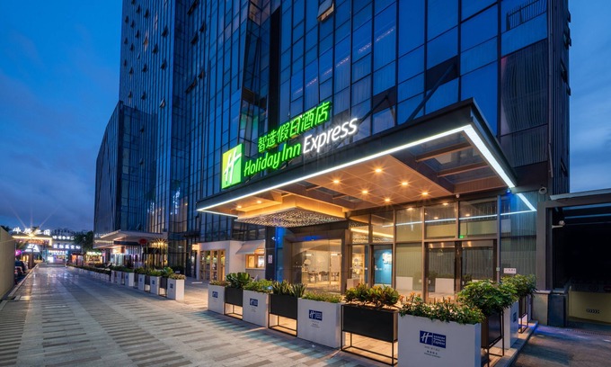 Zhuhai Gongbei Hotel | Discover Holiday Inn Express Zhuhai Gongbei - Rated 8.8/10