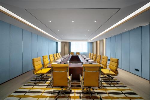 Yingzhou District Hotel | Experience Holiday Inn Fuyang: 4-Star Hotel with Ocean Views