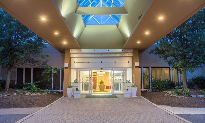 Grantville Hotel | Relax at Holiday Inn Harrisburg - Hershey Area with Pool & Spa
