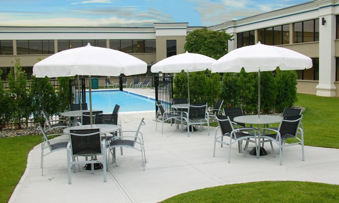 Hazlet Hotel | Inviting Holiday Inn Hazlet with Pool & Spa Amenities