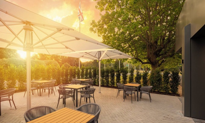 Hookwood Hotel | Explore Holiday Inn London-Gatwick: 4-Star Comfort Awaits