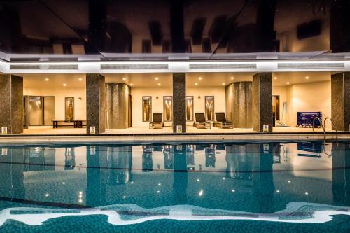 Kensington Hotel | Explore Holiday Inn London Kensington High St. with Spa & Pool