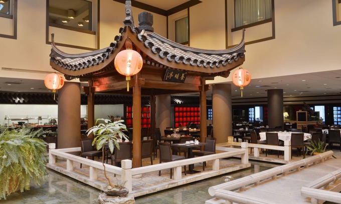 Chinatown Hotel | Popular Holiday Inn Montréal Centre-Ville: Family-Friendly Stay
