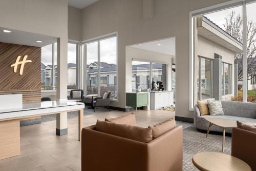 Ontario Hotel | Discover Holiday Inn Ontario: Pet-Friendly & Oceanfront Retreat