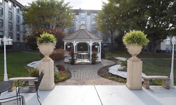 Piscataway Hotel | Relaxing Getaway at Holiday Inn Piscataway Somerset Hotel