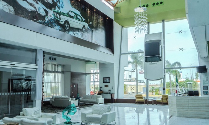 Jurica Hotel | Relax at Holiday Inn Queretaro Zona Krystal with Pool & Spa
