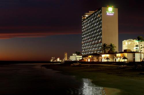 Zona Dorada Hotel | Discover Holiday Inn Resort Mazatlan: Oceanfront Getaway