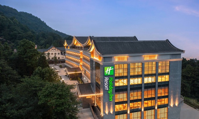 Mingshan District Hotel | Top-Rated Holiday Inn Resort Mengding Mountain for Families