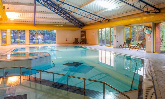 Runcorn Hotel | Inviting Holiday Inn Runcorn: Family-Friendly with Pool