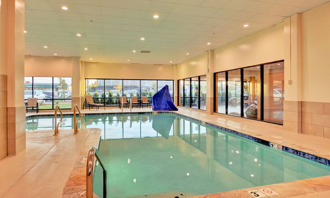 Salem Hotel | Discover Holiday Inn Salem: Pool, Spa & Family-Friendly Fun