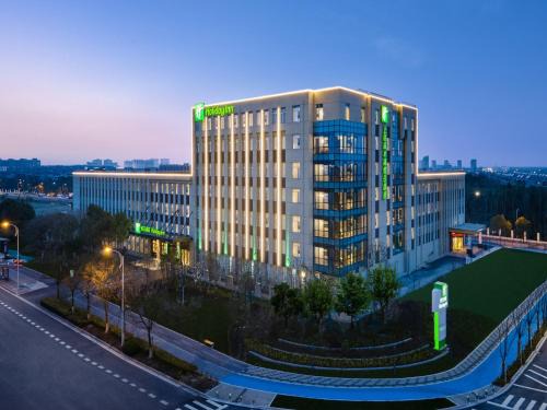 Pudong Hotel | Explore Holiday Inn Shanghai Dishui Lake: Family-Friendly Stay