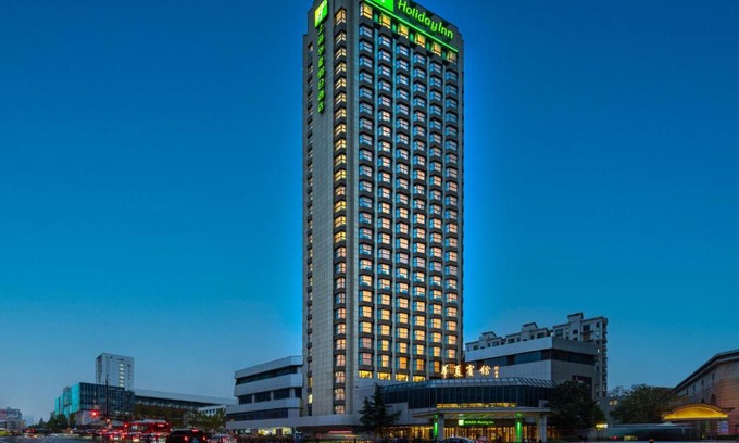 Xuhui Hotel | Experience City Views at Holiday Inn Shanghai Huaxia