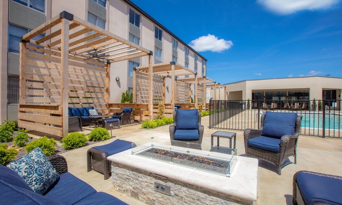 Sunset Hills Hotel | Discover Holiday Inn St Louis SW - Route 66: Family-Friendly Stay