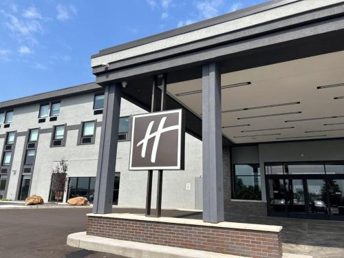 Sunset Hills Hotel | Pet-Friendly St Louis Hotel with Pool & Ocean View