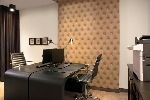 Weilimdorf-Nord Hotel | Pet-Friendly Holiday Inn Stuttgart: Relax and Enjoy Amenities