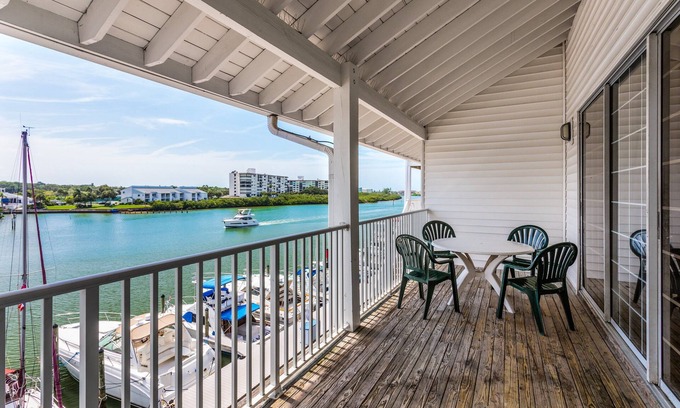 Indian Rocks Beach Hotel | Relax at Holiday Inn & Suites Clearwater Beach S-Harbourside