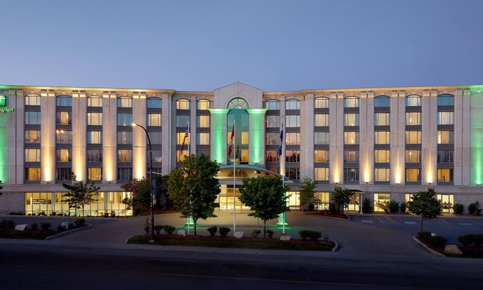 Lachine Hotel | Discover Holiday Inn & Suites Montreal Airport - Family Friendly!