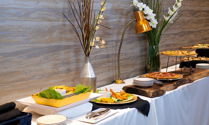 Drexel Hill Hotel | Explore Holiday Inn & Suites Philadelphia W - Drexel Hill