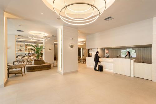 Vardaris Hotel | Elegant Holiday Inn Thessaloniki with Oceanfront Amenities