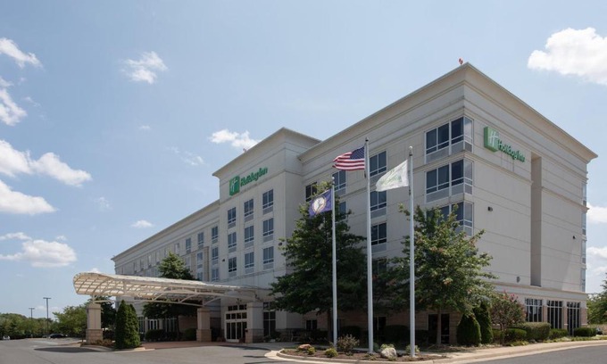 Winchester Hotel | Historic Gateway Awaits at Holiday Inn Winchester Southeast