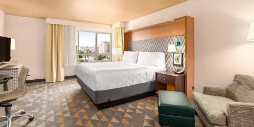 Buena Hotel | Relax at Holiday Inn Yakima with Pool and Ocean Views