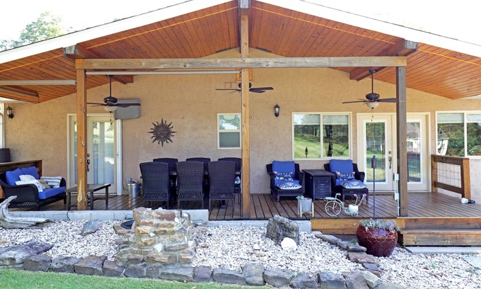 Eureka Springs House | Top-Rated Holiday Island Retreat with Hot Tub & Family Amenities