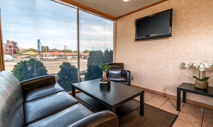 Yakima Hotel | Budget-Friendly Holiday Lodge Yakima with Spa and Breakfast