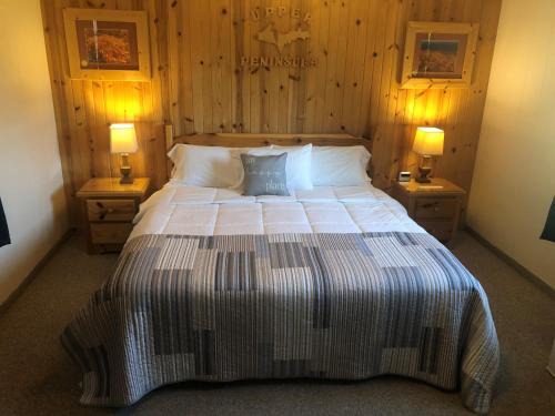 Manistique Hotel | Pet-Friendly Holiday Motel with Kitchen & 9/10 Guest Rating