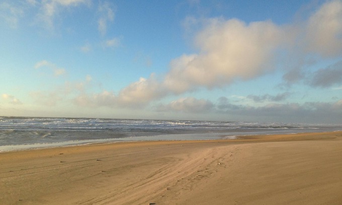 Carcans Plage Hotel | Seaside Escape: Family-Friendly Stay with Breakfast Included