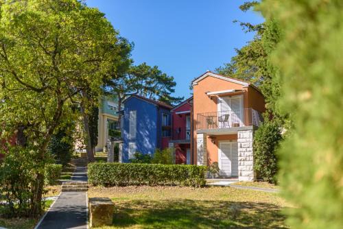 Strunjan Hotel | Inviting Holiday Park Vile - Terme Krka with Oceanview Pool