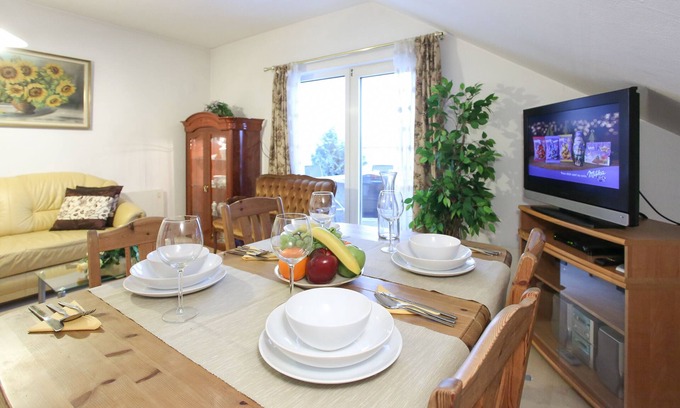 Matzleinsdorf Apartment | Elegant Penthouse Apartment Near Belvedere Palace, Vienna