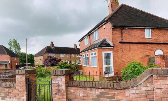 Newcastle-Under-Lyme House | Family-Friendly Stays at Holiday Plus in New Castle