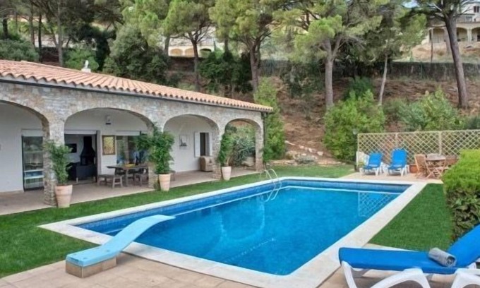 Sa Riera House | Inviting Villa with Pool and Ocean View in Begur